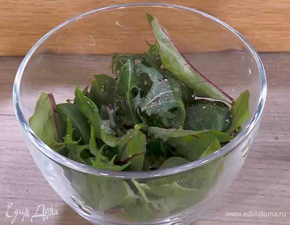 Листья салата посолить, поперчить, влить оливковое масло Extra Virgin, уксус и все перемешать.