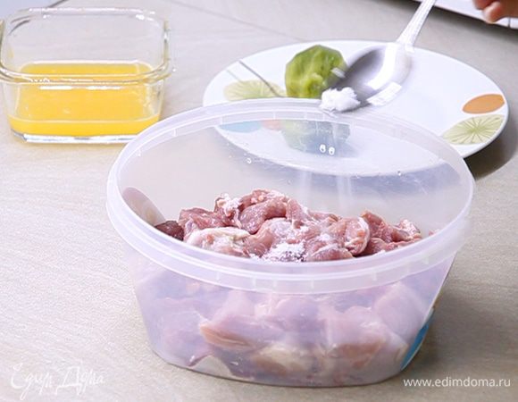 Мясо, порезав кубиками, замаринуем на 40 минут. При этом нужно его посолить, поперчить, добавить сок одного апельсина, порезанные кусочки двух киви и две столовые ложки майонеза. Все перемешиваем.