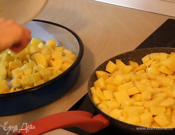 Тем временем очищаем картофель и нарезаем его кубиками. Половину порезанного картофеля поджариваем в сковороде на растительном масле 3-4 (три-четыре минуты) на максимальной температуре. При этом картофель нужно подсолить и поперчить. Оставшуюся половину картофеля сразу выкладываем в форму для запекания.