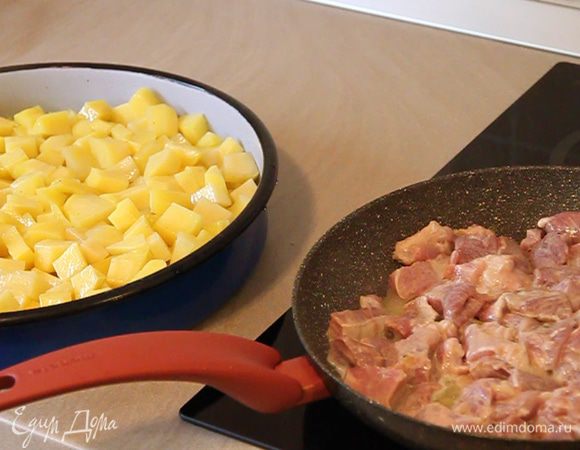 Достаем мясо из холодильника и, хорошо отжав его от маринада, поджариваем на сковороде с использованием растительного масла и кусочка сливочного масла до получения золотистой корочки.