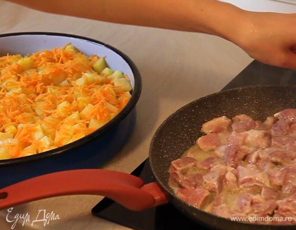 Во время жарки мясо можно немного подсолить и поперчить. Но не забывайте, что маринад вы уже солили.