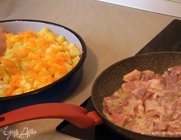 Пока жарится мясо, на картофель выкладываем натертую сырую морковь 1 (одну) штучку.