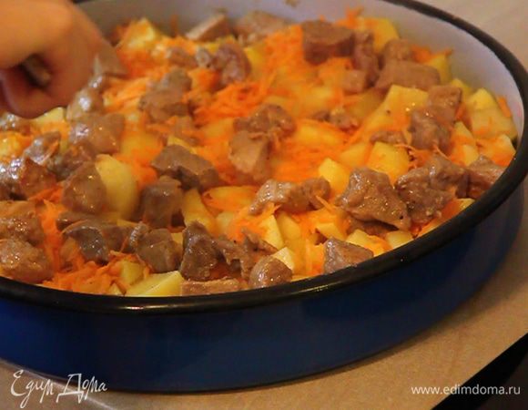 Сверху морковки выкладываем поджаренное мясо.