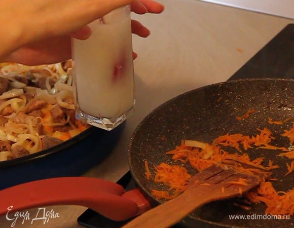 Пока морковь обжаривается, готовим болтушку. На один стакан воды положить одну столовую ложку майонеза и хорошо перемешать.