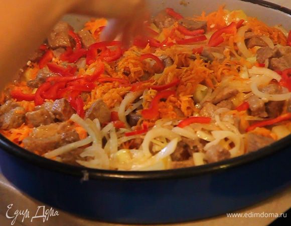 Хаотично раскладываем порезанный соломкой сладкий перец.