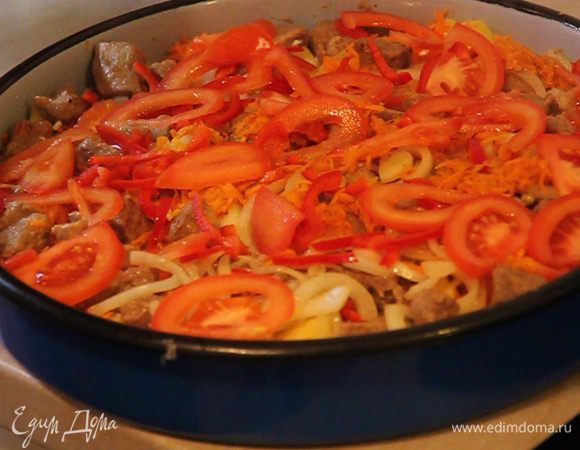 Сверху выкладываем тоненько порезанный один помидор.