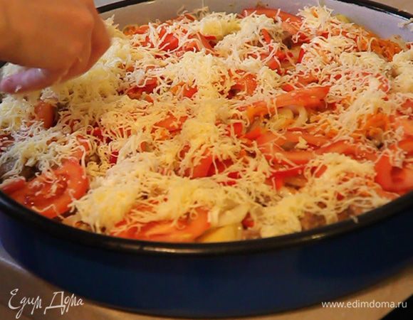 Засыпаем все тертым сыром. Я потерла 200 грамм твердого сыра на мелкую терку, можно потереть и больше.