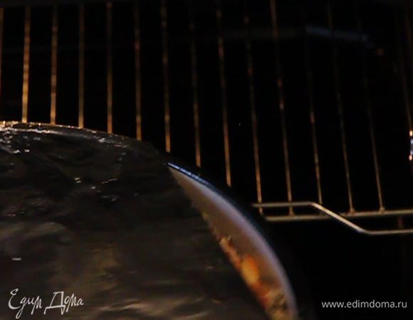 Ставим нашу картошку в разогретую духовку до 180°C на 30 минут.