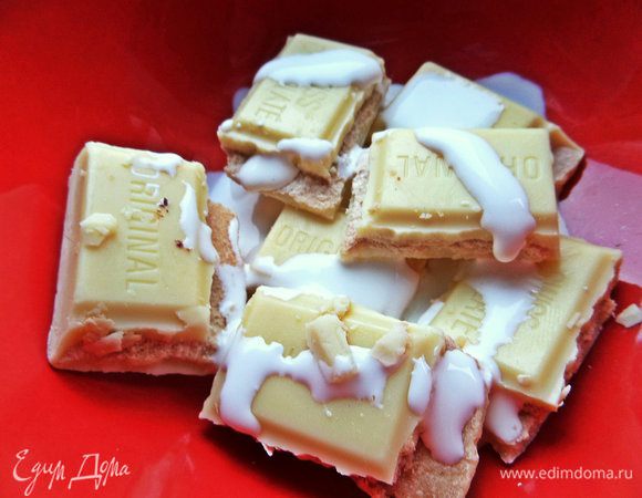 Влить сливки 1-2 ложки и поставить на водяную баню или в микроволновку.