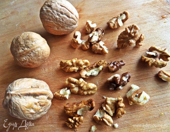 Орехи покрошить мелко.