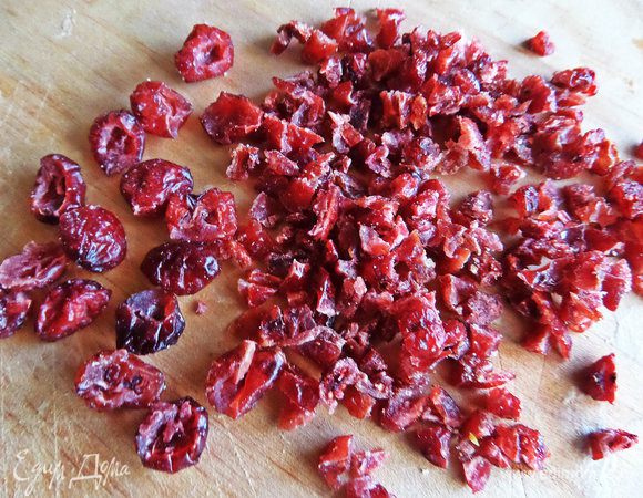 Клюкву покрошить помельче или целиком.