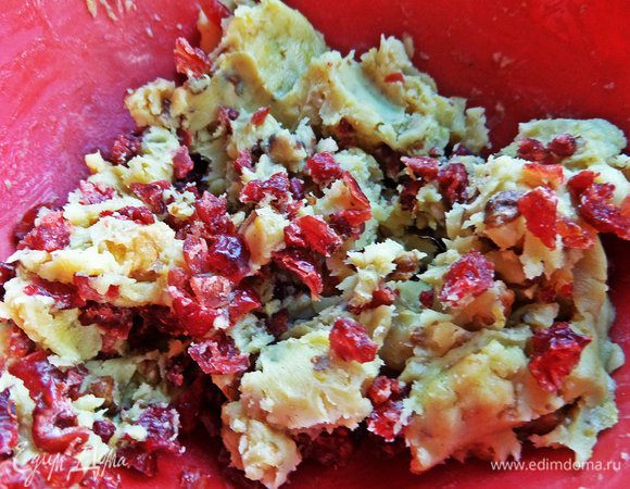 Перемешать клюкву с массой.