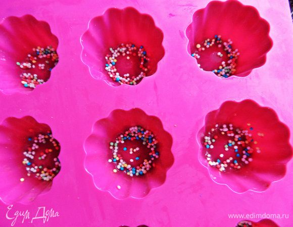 А вот снова нам в помощь силиконовая формочка для маффинов! На дно насыпать сахарную цветную крошку.