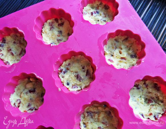 Заполнить до половины шоколадной массой, утрамбовать. Убрать в холодильник до застывания. Или в морозилку, если срочно надо! Выходит 8-10 штучек.