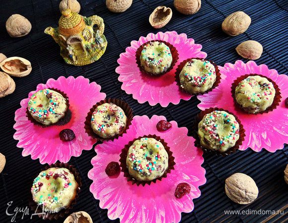 Затем вытряхнуть конфетки, перевернуть.