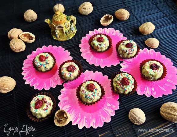 Украсить клюквой, положить в бумажные формочки.