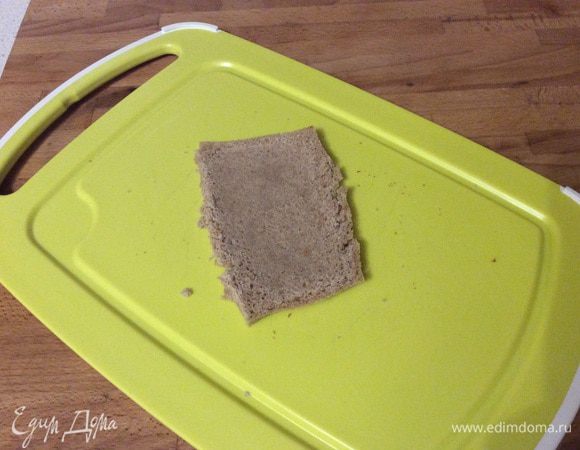 Берем кусочек вашего любимого хлеба, обрезаем ему края и раскатываем как можно тоньше.