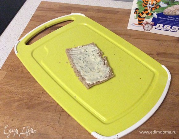 Плавленый сыр смешиваем с рубленой зеленью и намазываем на хлеб.