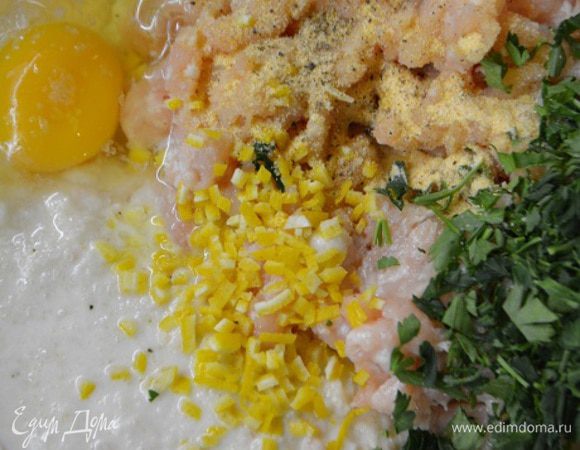 Куриное филе прокрутить через мясорубку с кусочком сала. Батон без корочек замочить в молоке и также прокрутить через мясорубку. В фарш добавить измельченную петрушку, чеснок через пресс, яйцо и цедру порезанную мелкими кубиками. Посолить и поперчить.
