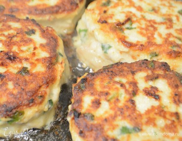 Сковороду разогреть с растительным маслом. Мокрыми руками сформировать котлеты и обжарить с 2-х сторон до золотистого цвета! Примерно по 2-3 минуты с каждой стороны.