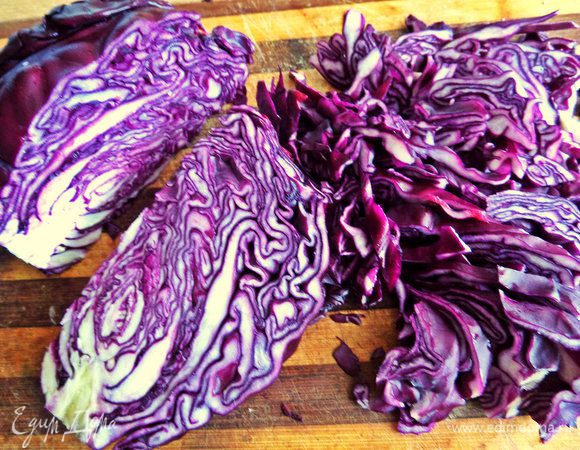 Капусту обработать как обычно, убрать верхние листики, помыть, нашинковать.