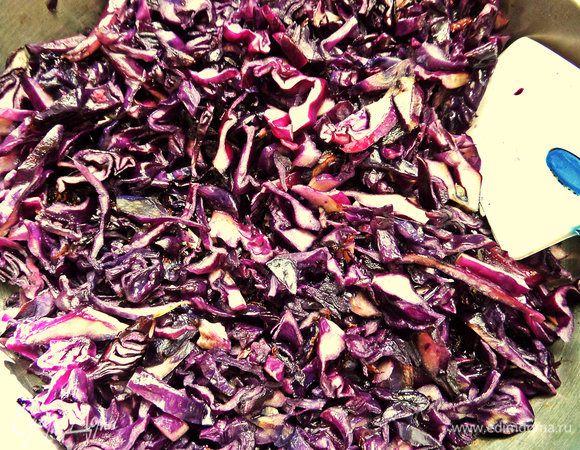 Я её немного пропассеровала в сковороде с толстым дном (в ней и готовила), хотя это не нужно по оригинальному рецепту.