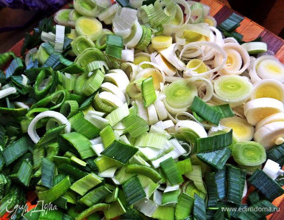 Вместо обычного лука я нарезала порей. Зелёную часть удобно настричь кухонными ножницами.