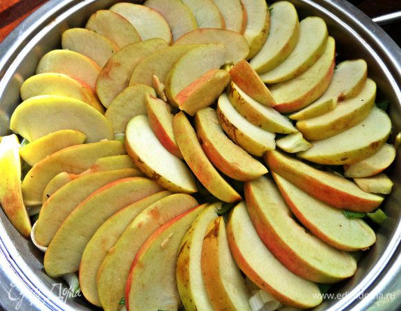 Разложить яблоки веером одним слоем.