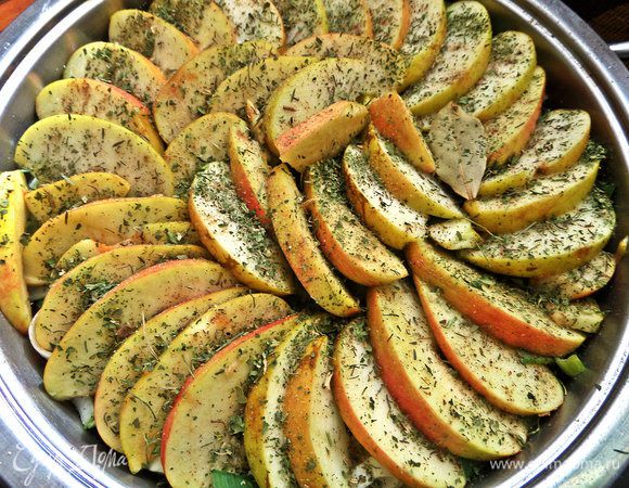 Посыпать сухими травами. Если свежие, связать в пучок ниткой и положить на яблоки.