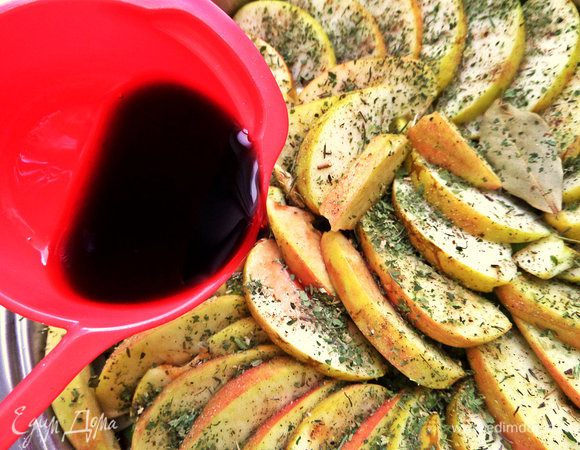 Полить составом сверху на яблоки.