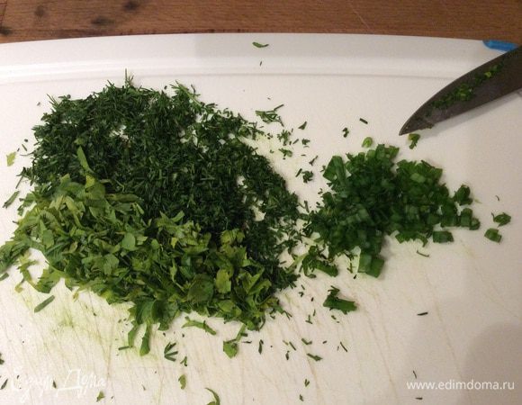 Всю зелень и чеснок максимально мелко измельчаем.