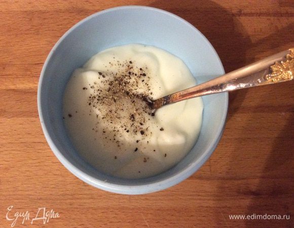 В йогурт добавляем соль, перец и лимонный сок.