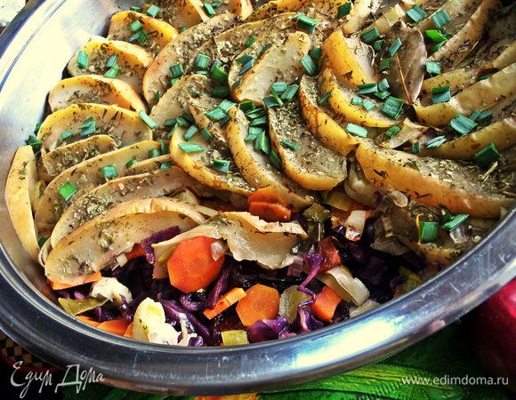 Вот что-то типа разреза... Благодаря слоям капуста не окрасила овощи и яблоки в свой цвет.