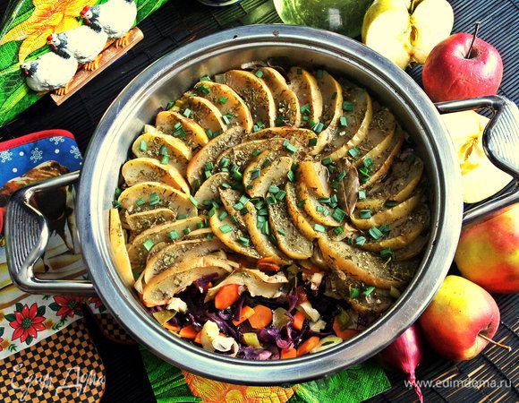 Скажу честно: яблоки было не привычно пробовать в горячем, не сладком блюде! Но только с первой вилки... Со второй мне уже хотелось подцепить побольше яблочек :)