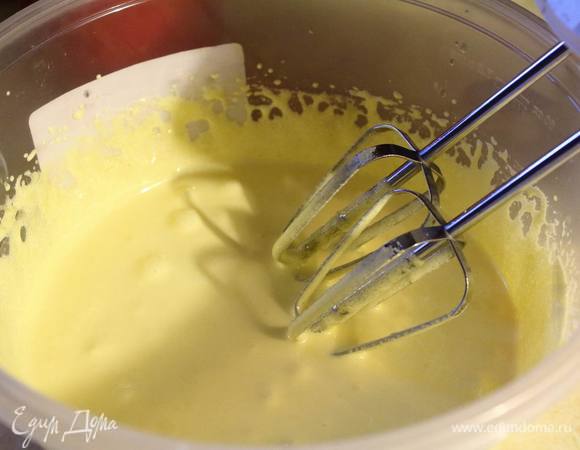 Яйца разделить на желтки и белки. Желтки смешать с половиной сахара в однородную пену.