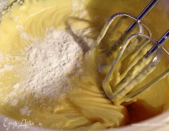 Вмешать в желтки сметану, масло, соду, разрыхлитель, ромовый экстракт, муку и размешать.