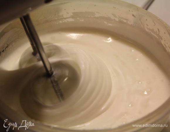 Белки взбить в устойчивую пену с оставшейся половиной сахара.