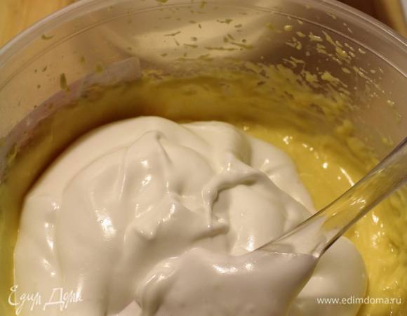 В два захода вмешать белки в основное тесто.