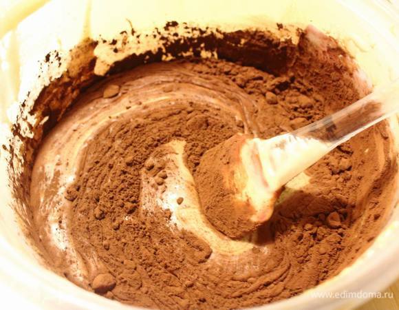 Тесто разделить пополам. Первую половину влить в подготовленную форму и отправить выпекаться в нагретую до 180°С духовку. Во вторую половину теста влить кофе (можно заваренный, можно растворимый) и какао и размешать, не сильно активно, чтобы сберечь пузырики взбитых белков.