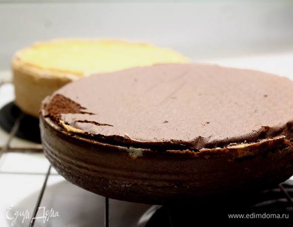 Готовые бисквиты остудить на решетке.