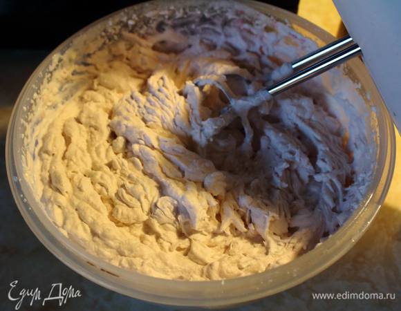 Когда отлежались бисквиты, переходим к крему.
Сливки взбить с сахарной пудры до устойчивых пиков.