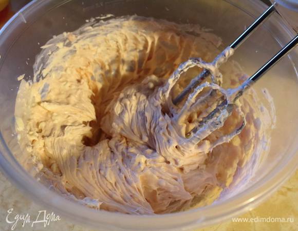 Сливочный сыр миксером слегка размешать.