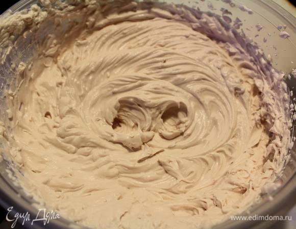 Смешать сливочный сыр и взбитые белки, и в процессе добавить клюквенный сироп.