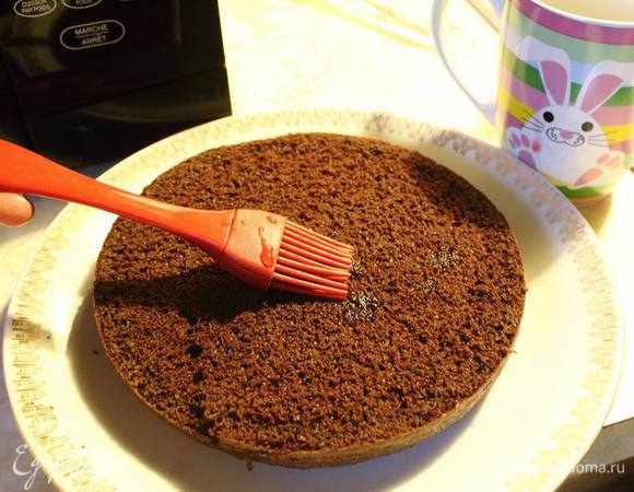 Корж щедро пропитать разведенным с водой сиропом, смазать кремом (не жалейте, крема много). Обмазать бока и верх и украсить на свое усмотрение :)