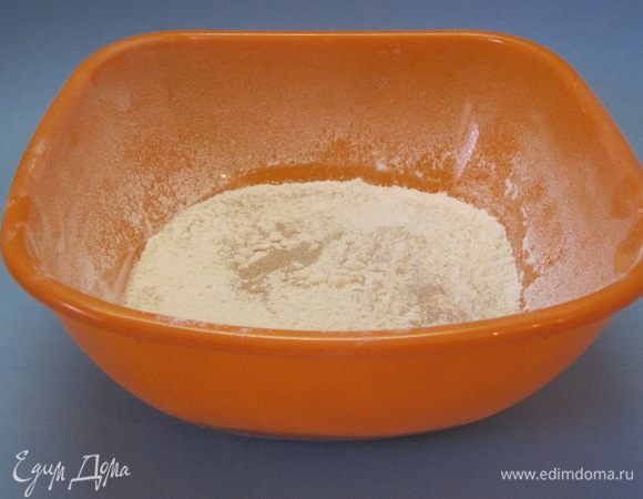 Просеять цельнозерновую пшеничную муку и пшеничную муку.