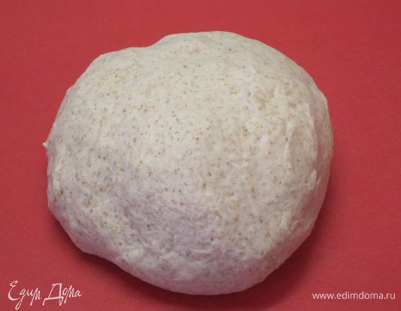 Всыпать сухие дрожжи и соль, влить теплую воду и замесить тесто. Месить минут 10, можно еще немного добавить муки.