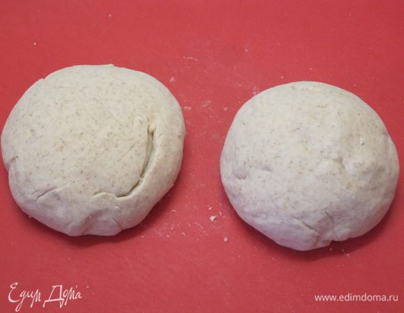Разделить тесто на 2 части, скатать в шары.