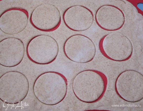 Раскатать в пласт толщиной 5 мм, вырезать кружки диаметром 5 см. У меня получилось 24 кружочка.