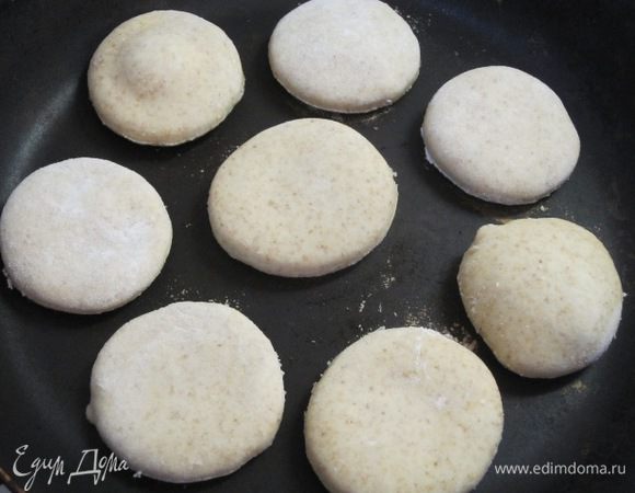 Выпекать на сухой сковороде на плите на среднем огне на одной стороне, пока не поднимутся.