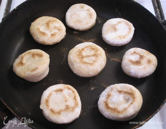 Перевернуть и выпекать на другой стороне.